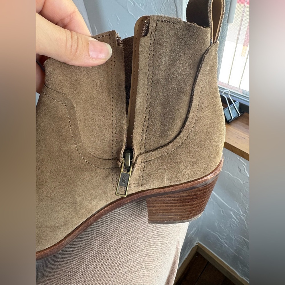 UGG Kingsburg Ankle Boot Coffee Grounds Tan Beige Suede Heel Booties  sz 7 used - Picture 4 of 12